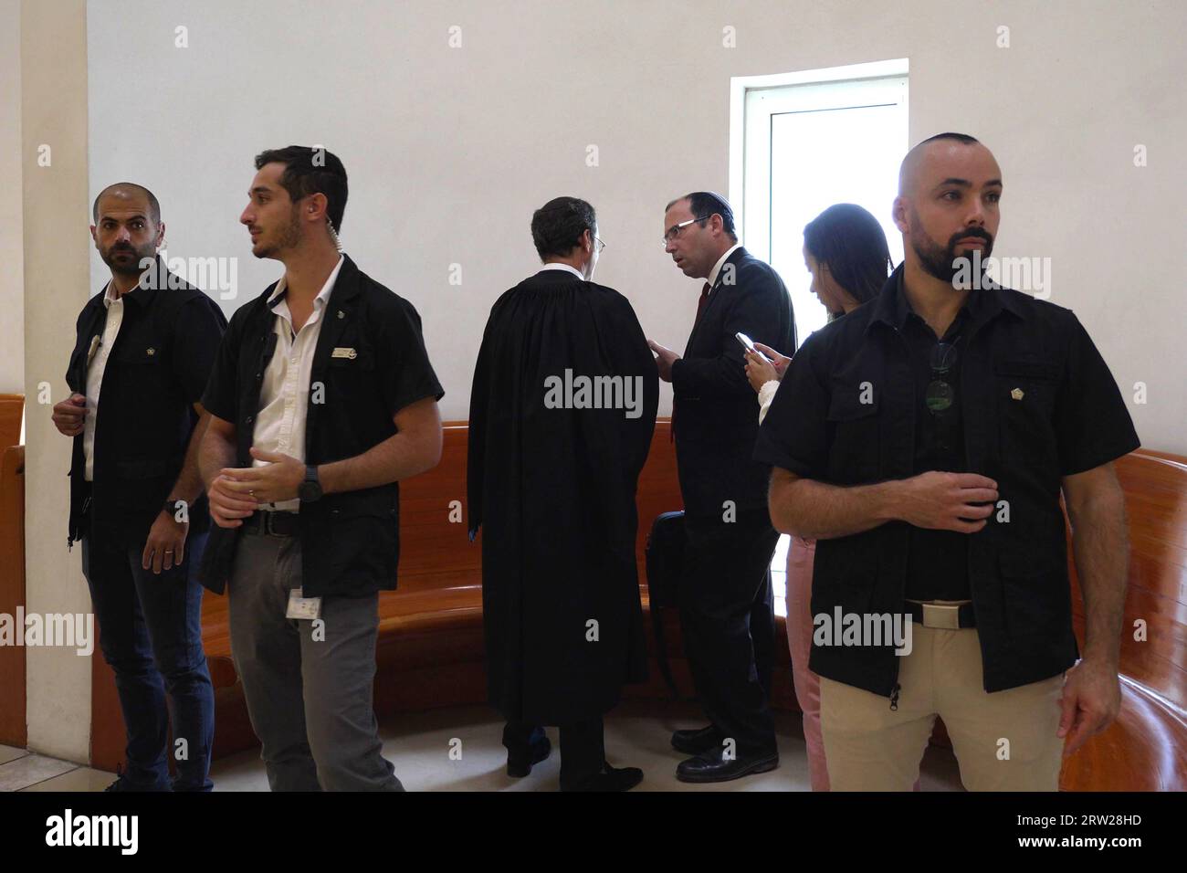 Die Leibwächter sind um MK Simcha Rotman, Leiter des Verfassungsausschusses der Knesset, wachsam, als 15 Richter des Obersten Gerichtshofs am 12. September 2023 in Jerusalem, Israel, zusammentreten, um Petitionen gegen das „Plausibilitätsgesetz“ der Regierung anzuhören. Der Angemessenheitsstandard ist eine Lehre des Common Law, die es Gerichten ermöglicht, behördliche Entscheidungen gerichtlich zu überprüfen, die weit über das hinausgehen, was eine vernünftige und verantwortliche Behörde tun würde. Stockfoto