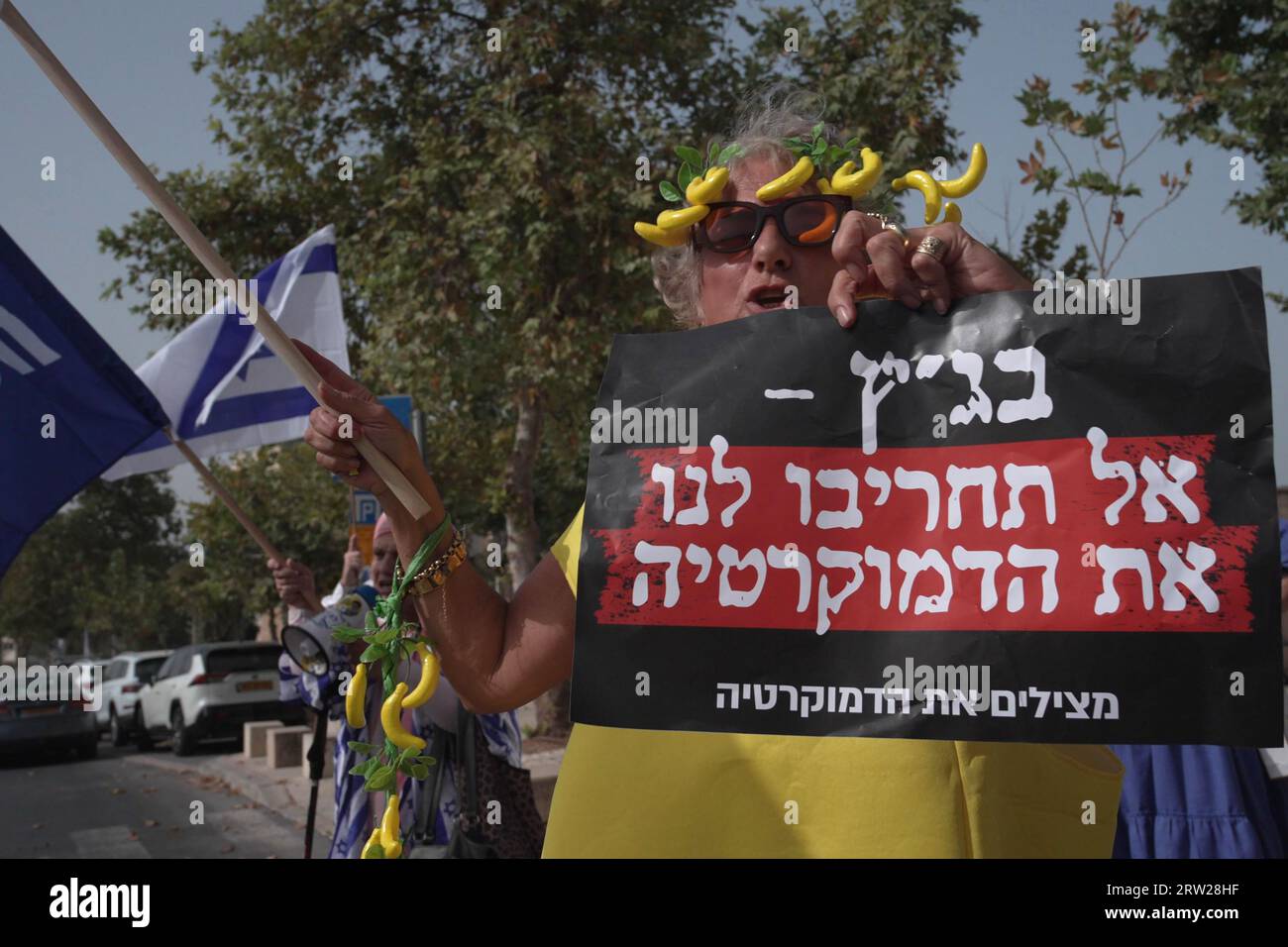 Ein regierungsnaher rechter Demonstrant hält ein Zeichen mit der Aufschrift "Oberster Gerichtshof" ruiniert die Demokratie nicht" während eines Protestes zur Unterstützung des Plans der israelischen Regierung zur Justizreform vor dem Obersten Gerichtshof, während sich fünfzehn Richter des Obersten Gerichtshofs versammeln, um Petitionen gegen das "Angemessenheitsgesetz" der Regierung am September zu hören 12, 2023 in Jerusalem, Israel. Der Angemessenheitsstandard ist eine Lehre des Common Law, die es Gerichten ermöglicht, behördliche Entscheidungen gerichtlich zu überprüfen, die weit über das hinausgehen, was eine vernünftige und verantwortliche Behörde tun würde. Stockfoto