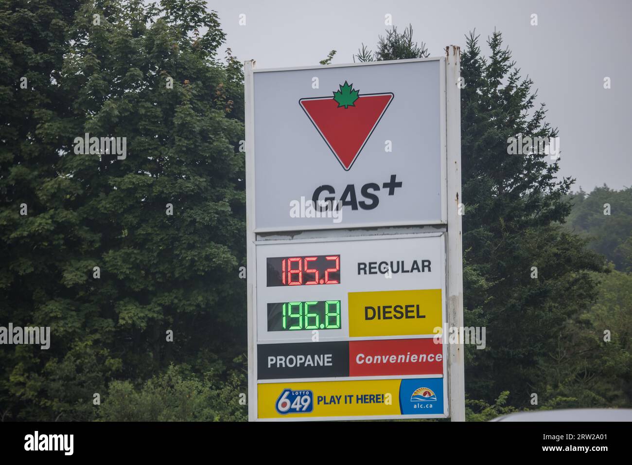 Gas+ (auch bekannt als Gas Plus) Preisbanner auf der Straßenseite an der Tankstelle. Der Preis für Gas liegt bei 2,00 US-Dollar pro Liter im kanadischen Atlantik. HALIFAX, NOVA SCOTIA Stockfoto