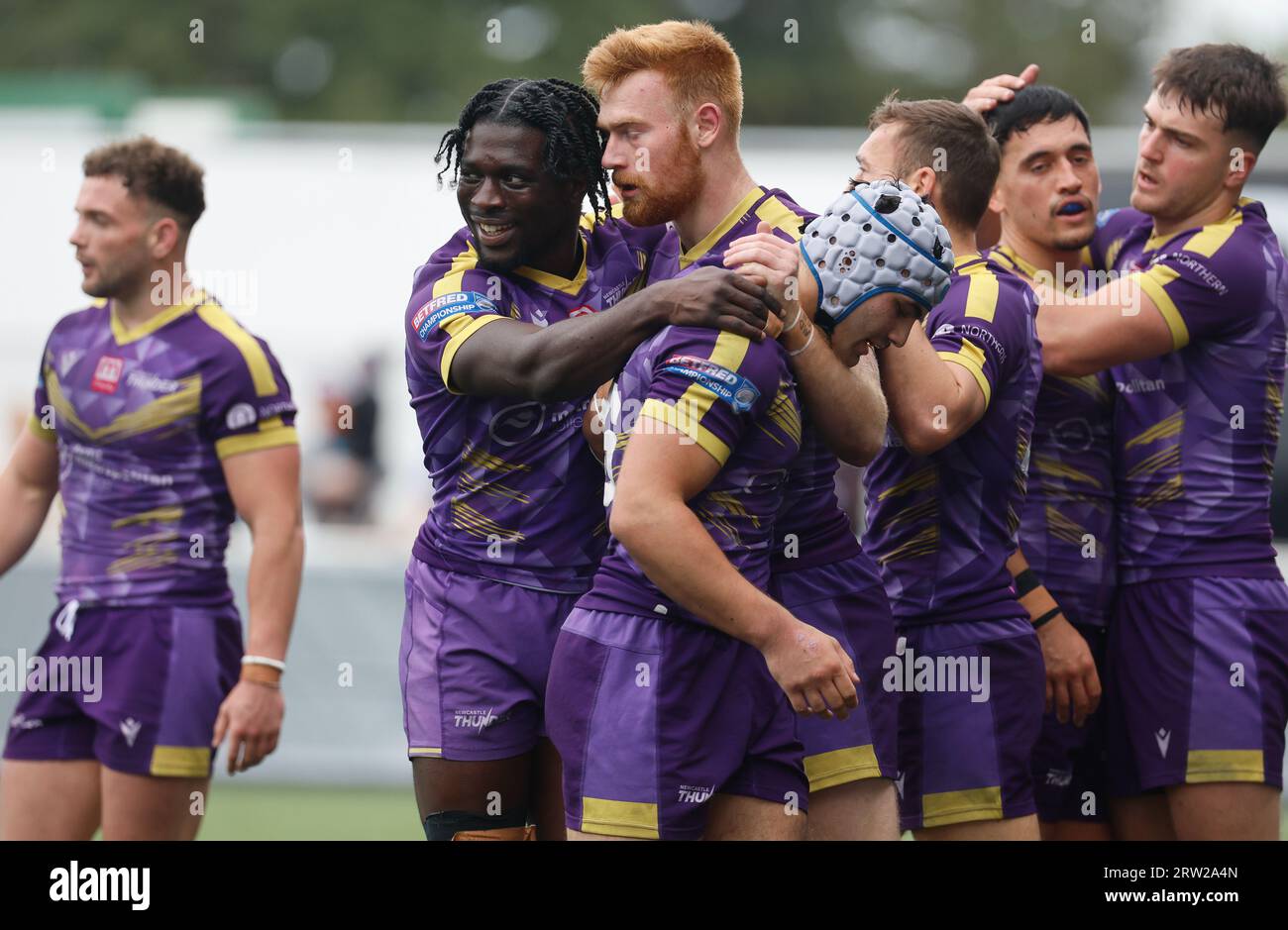 Newcastle, Großbritannien. Juni 2023. Gideon Boafo aus Newcastle Thunder feiert mit Alex Donaghy während des WETTKAMPFES zwischen Newcastle Thunder und Barrow Raiders im Kingston Park, Newcastle am Samstag, den 16. September 2023. (Foto: Chris Lishman | MI News) Credit: MI News & Sport /Alamy Live News Stockfoto