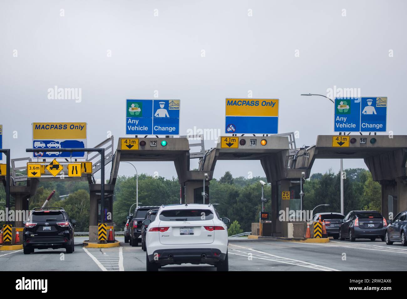 Ein Auto fährt in einen toll Plaza. MACPASS-Banner an einer toll Plaza. MAC PASS ist ein elektronisches Mautsystem für Halifax Harbour Bridges HHB. HALIFAX, NOVA SCOTIA Stockfoto