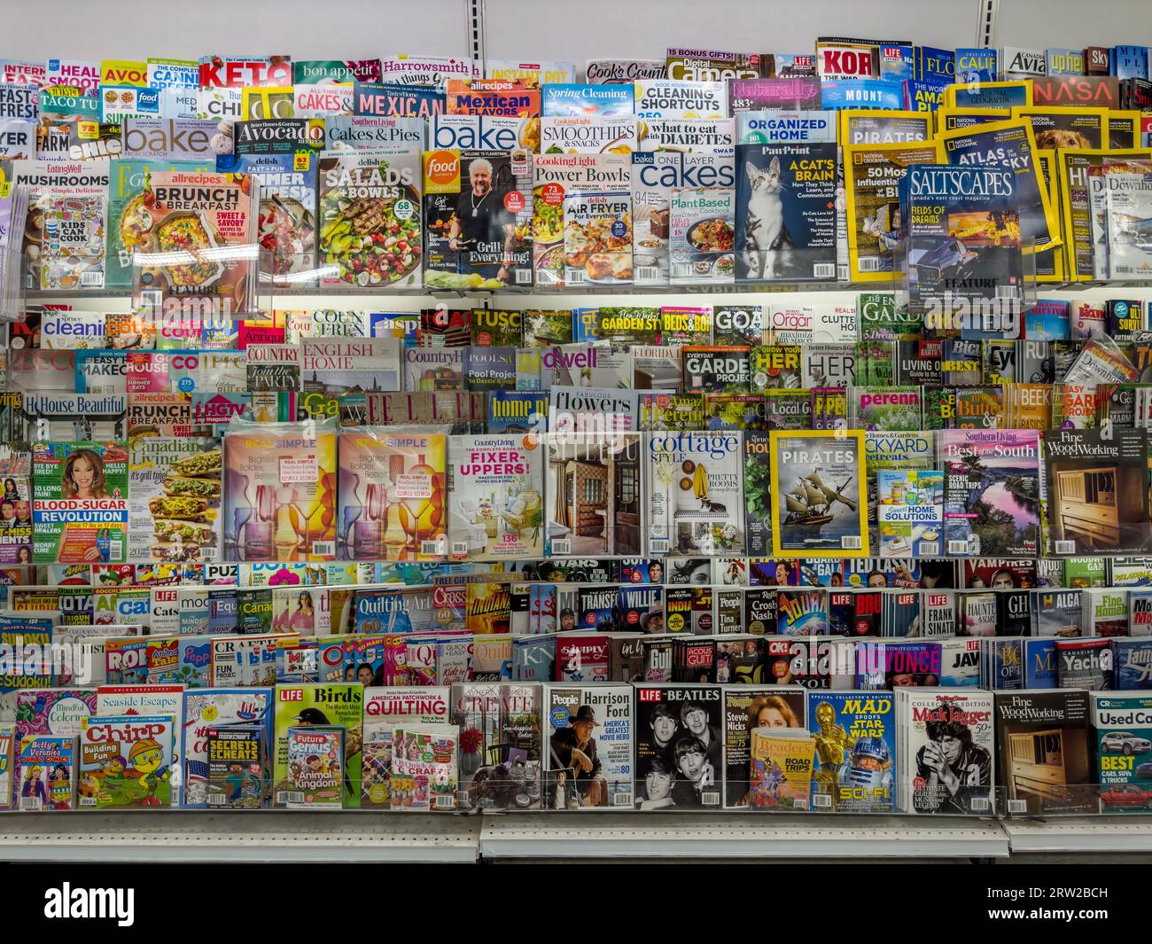 Zeitungskiosk mit verschiedenen Zeitschriften. Beliebte Zeitschriften und Zeitschriften in einem Buchregal in einem Geschäft. HALIFAX, NOVA SCOTIA, KANADA Stockfoto