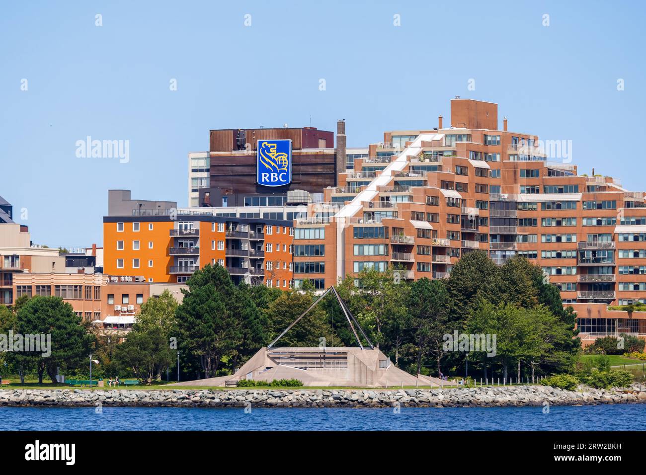 RBC Bank Banner in der Innenstadt von Halifax. Die Royal Bank of Canada ist ein multinationales kanadisches Bank- und Finanzdienstleistungsunternehmen. HALIFAX, NICHTRAUCHER Stockfoto