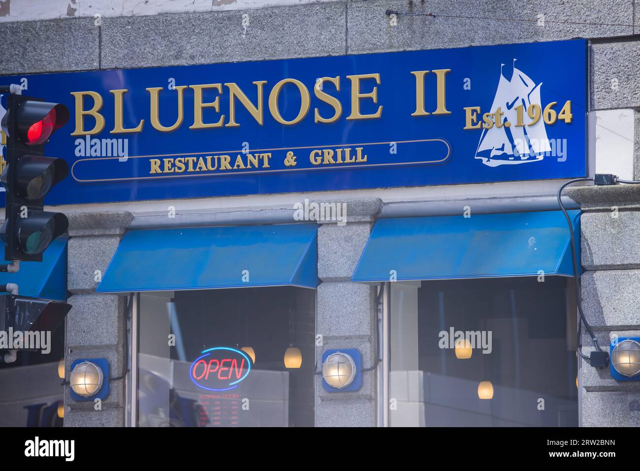 Das Bluenose-II-Restaurant-Banner. Seit 1964 werden Fisch und Meeresfrüchte, Hummer, gegrillte Steaks, vegetarische Speisen und Delikatessen angeboten. HALIFAX, NICHTRAUCHER Stockfoto
