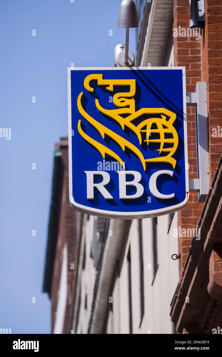 RBC Bank Banner in der Innenstadt von Halifax. Die Royal Bank of Canada ist ein multinationales kanadisches Bank- und Finanzdienstleistungsunternehmen. HALIFAX, NICHTRAUCHER Stockfoto