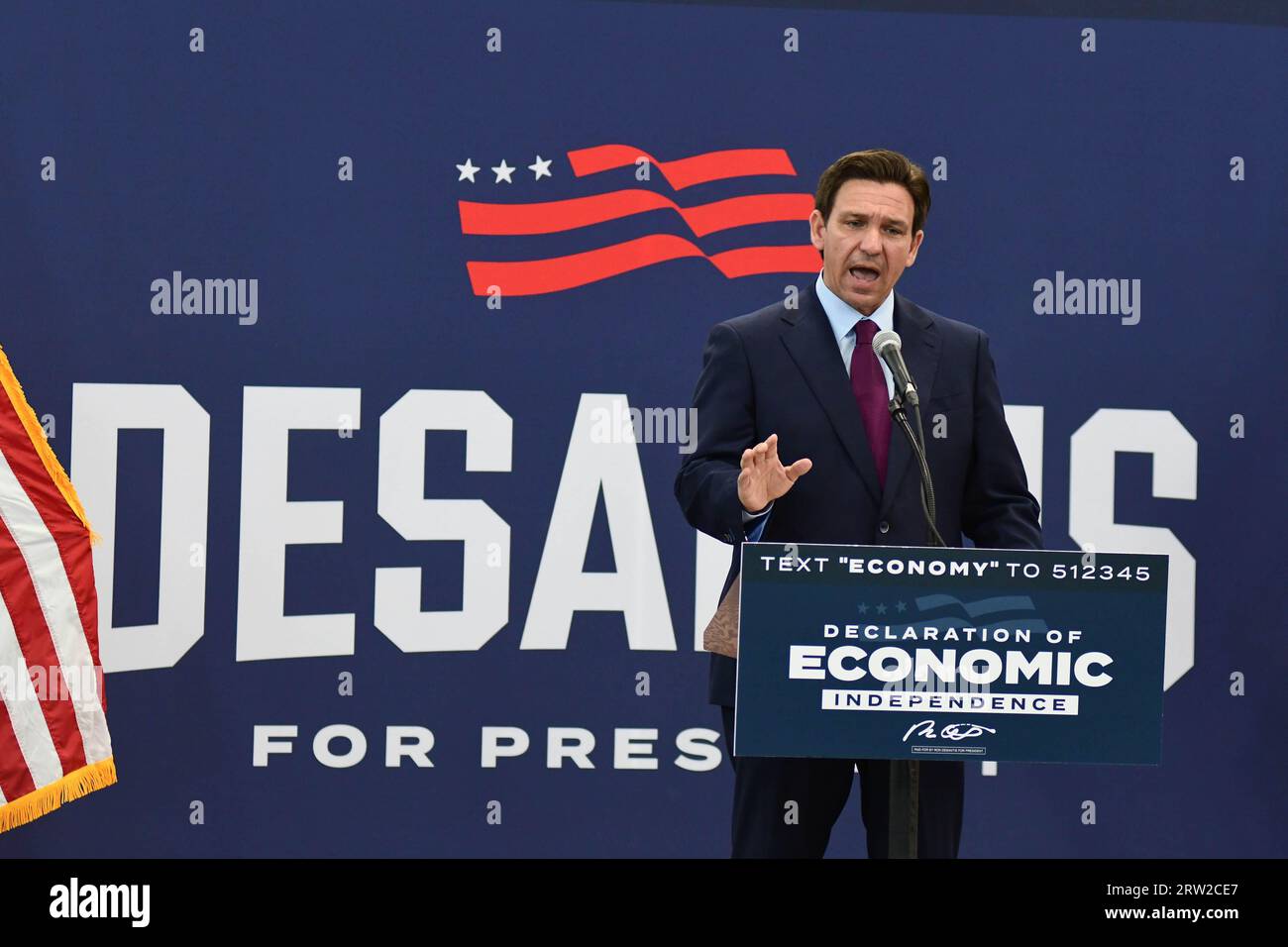 Rochester, N.H., USA, 31. Juli 2023, Ron DeSantis, Gouverneur von Florida, spricht vor einem großen Wahlkampfschild, Andrew Cline. Stockfoto