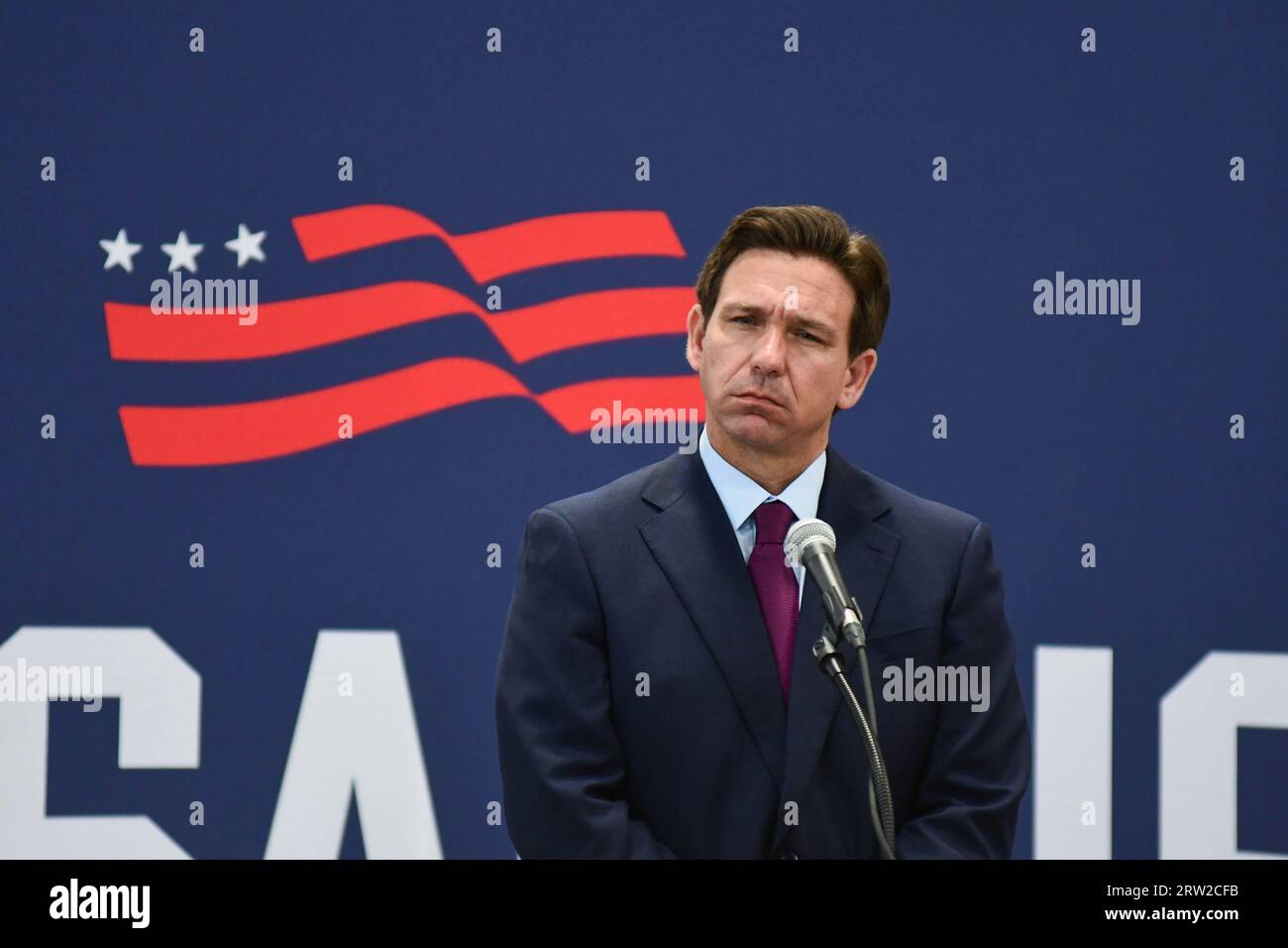 Rochester, N.H., USA, 31. Juli 2023, Ron DeSantis, Gouverneur von Florida, spricht vor einem großen Wahlkampfschild, Andrew Cline. Stockfoto