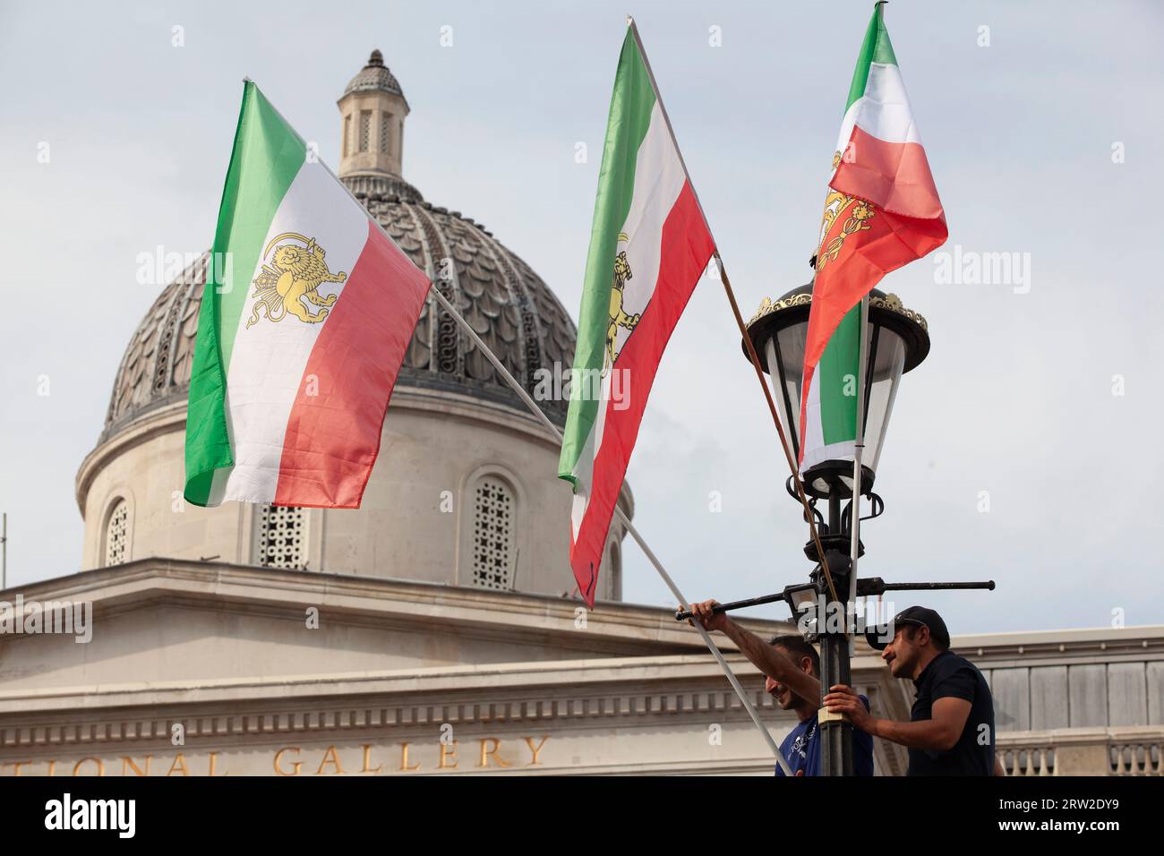 London, Großbritannien. September 2023. Ein Jahr nach dem Tod von Mahsa Amini in Haft der Islamischen Revolutionsgarde protestieren iranische Exilanten auf dem Trafalgar-Platz. Die meisten Demonstranten forderten die Wiederherstellung von König Reza Pahlavi und der iranischen Monarchie, aber einige versuchten, den Fokus im letzten Jahr auf die Rechte der Frauen und die Hinrichtung von Demonstranten zu legen. Quelle: Anna Watson/Alamy Live News Stockfoto