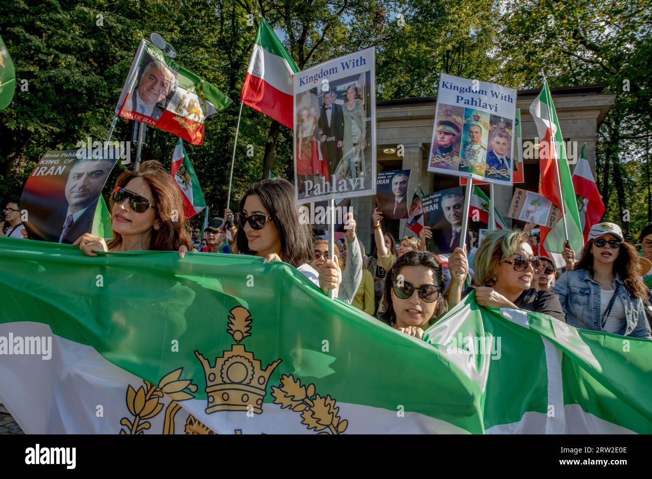 Berlin, Deutschland. September 2023. Die Gegend um Berlins ikonische Siegessäule war am 16. September 2023 ein Meer von Protestierenden; viele hielten Bilder von Reza Pahlavi, dem Kronprinzen von Iran. Die Versammlung markierte den ersten Jahrestag des tragischen Todes von Mahsa Amini, einer 22-jährigen iranischen Frau, die in Gewahrsam der iranischen Moralpolizei starb. Reza Pahlavi, der im Exil lebende Sohn des letzten iranischen schahs, war ein lautstarker Kritiker des iranischen Regimes. (Bild: © Michael Kuenne/PRESSCOV über ZUMA Press Wire) NUR REDAKTIONELLE VERWENDUNG! Nicht für kommerzielle ZWECKE! Stockfoto