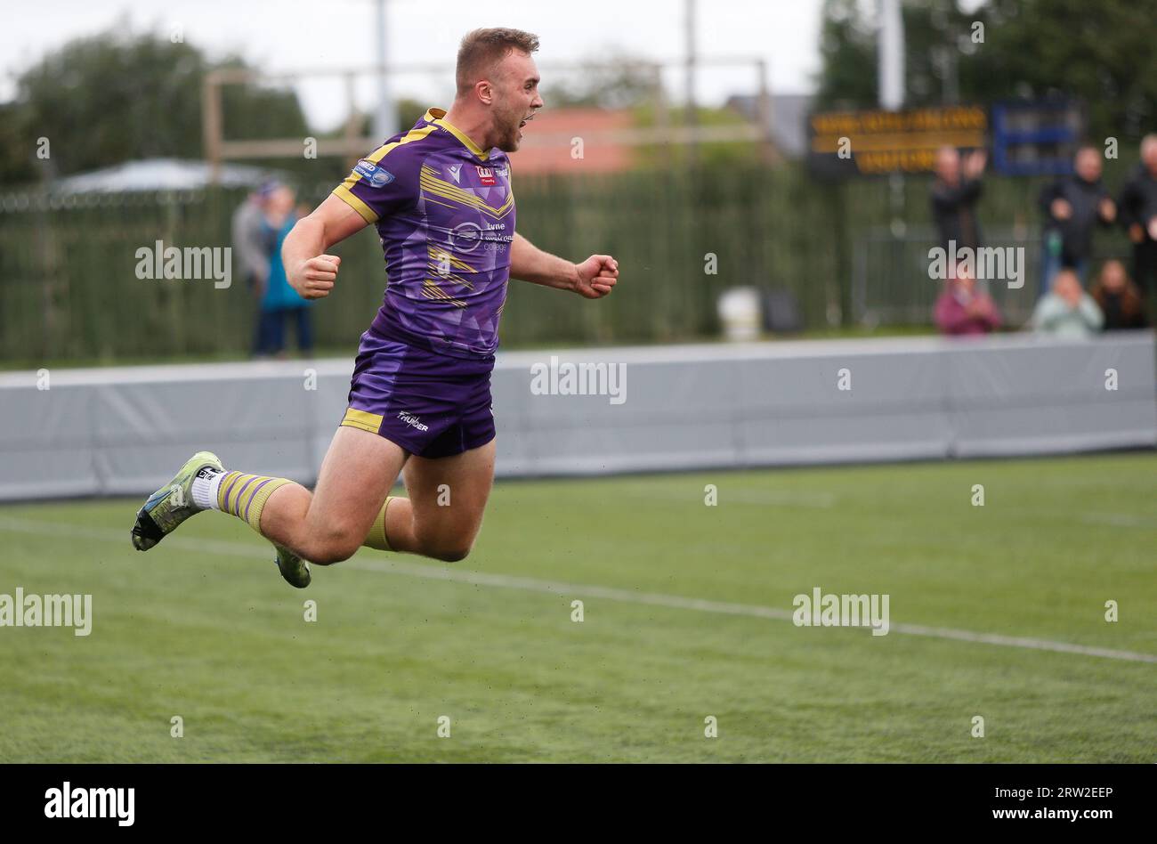 Connor Bailey aus Newcastle Thunder feiert am Samstag, den 16. September 2023, während des WETTKAMPFS zwischen Newcastle Thunder und Barrow Raiders im Kingston Park in Newcastle. (Foto: Chris Lishman | MI News) Stockfoto