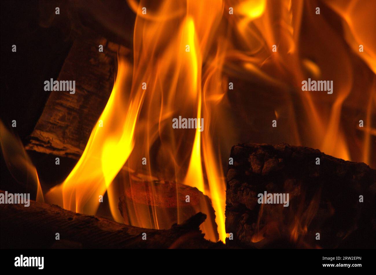 dettaglio della fiamma di un caminetto acceso Stockfoto