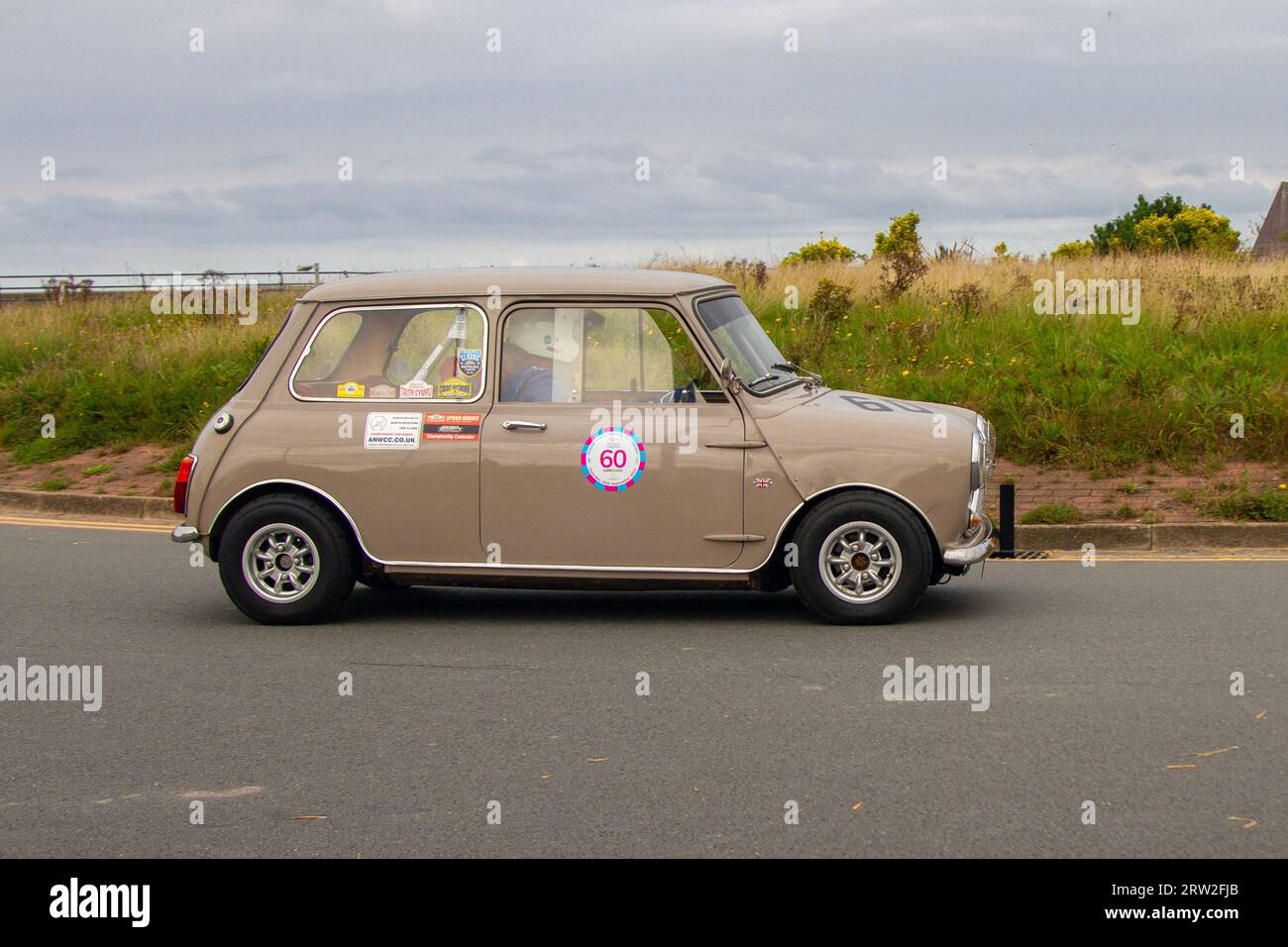 1969 60er Sechziger Jahre Sandy Beige Morris Mini Mk2 1275cc Beige Benzin Speed Revival Southport Sprint auf Marine Drive, Classic und Speed auf einem geschlossenen öffentlichen Road Coastal Road historischen Sprint Course, Merseyside, UK Stockfoto