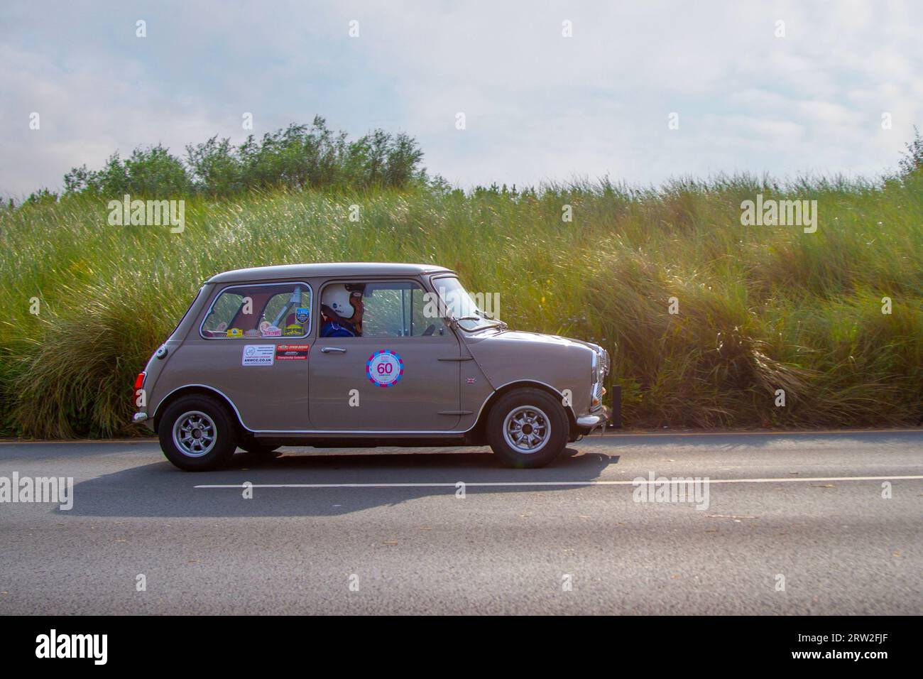 1969 60er Sechziger Jahre Morris Mini 1000 Beige Benzin 1380 ccm; Ocean Speed Revival Southport Sprint auf Marine Drive, Classic und Speed auf einer geschlossenen öffentlichen Straße Coastal Road historischer Sprint Course, Merseyside, UK Stockfoto
