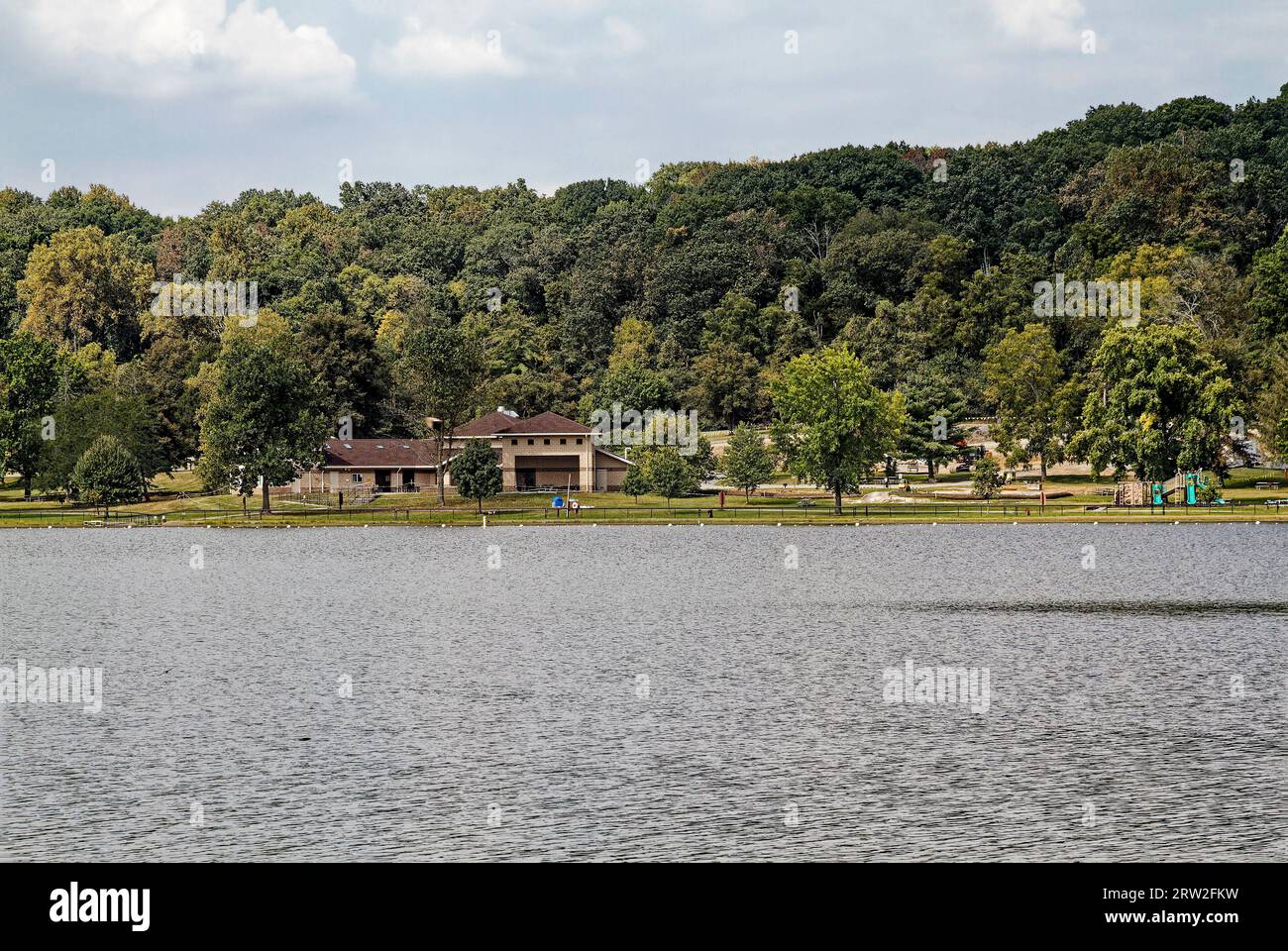 Pinchot Lake, Nutzung am Tag der Quäkerjagd, abseilbar, Wartungsarbeiten, Wasser, von Bäumen gesäumt, Beginn der Herbstfarben, Erholung, Gifford Pinchot State Park, Stockfoto