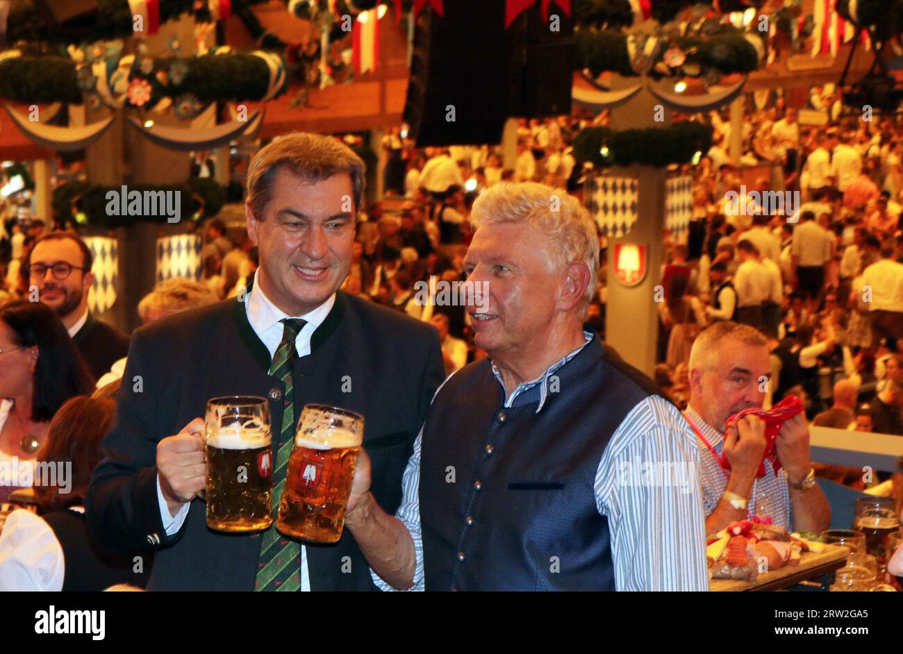 MÜNCHEN, Deutschland, 16. September 2023: Der Bürgermeister der Stadt München Dieter REITER eröffnet am Samstag, den 16. September, das Oktoberfest München 188, auch WIESN genannt, im Schottenhamel Bierzelt. September in München. Im Bild auch (L) Markus S…DER, SOEDER, deutscher Politiker, seit 2018 Ministerpräsident Bayerns und seit 2019 Leiter der Christlichen Sozialunion in Bayern (CSU). Die traditionelle Veranstaltung endet am 3. Oktober Das Oktoberfest ist das größte Volksfest der Welt und zieht jährlich rund sechs Millionen Besucher an. Jedes Jahr geht es weiter Stockfoto