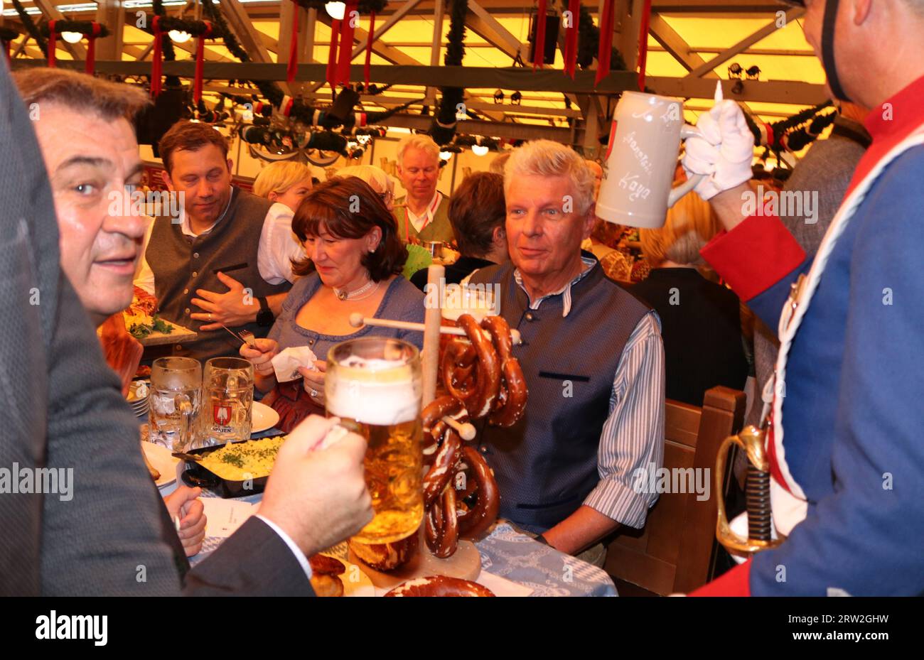 MÜNCHEN, Deutschland, 16. September 2023: Der Bürgermeister der Stadt München Dieter REITER eröffnet am Samstag, den 16. September, das Oktoberfest München 188, auch WIESN genannt, im Schottenhamel Bierzelt. September in München. Im Bild auch (L) Markus S…DER, SOEDER, deutscher Politiker, seit 2018 Ministerpräsident Bayerns und seit 2019 Leiter der Christlichen Sozialunion in Bayern (CSU). Die traditionelle Veranstaltung endet am 3. Oktober Das Oktoberfest ist das größte Volksfest der Welt und zieht jährlich rund sechs Millionen Besucher an. Jedes Jahr geht es weiter Stockfoto