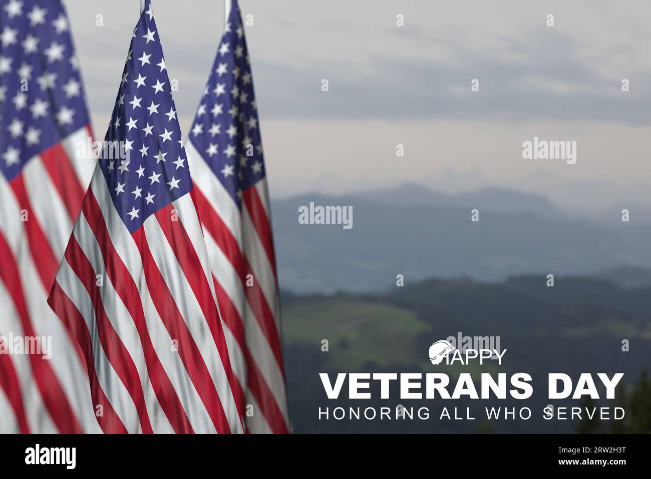 Happy Veterans Day Hintergrund, amerikanische Flaggen vor blauem Nebelhintergrund, 11. November, American Flag Memorial Day, 4. Juli, Veterans Day. Stockfoto