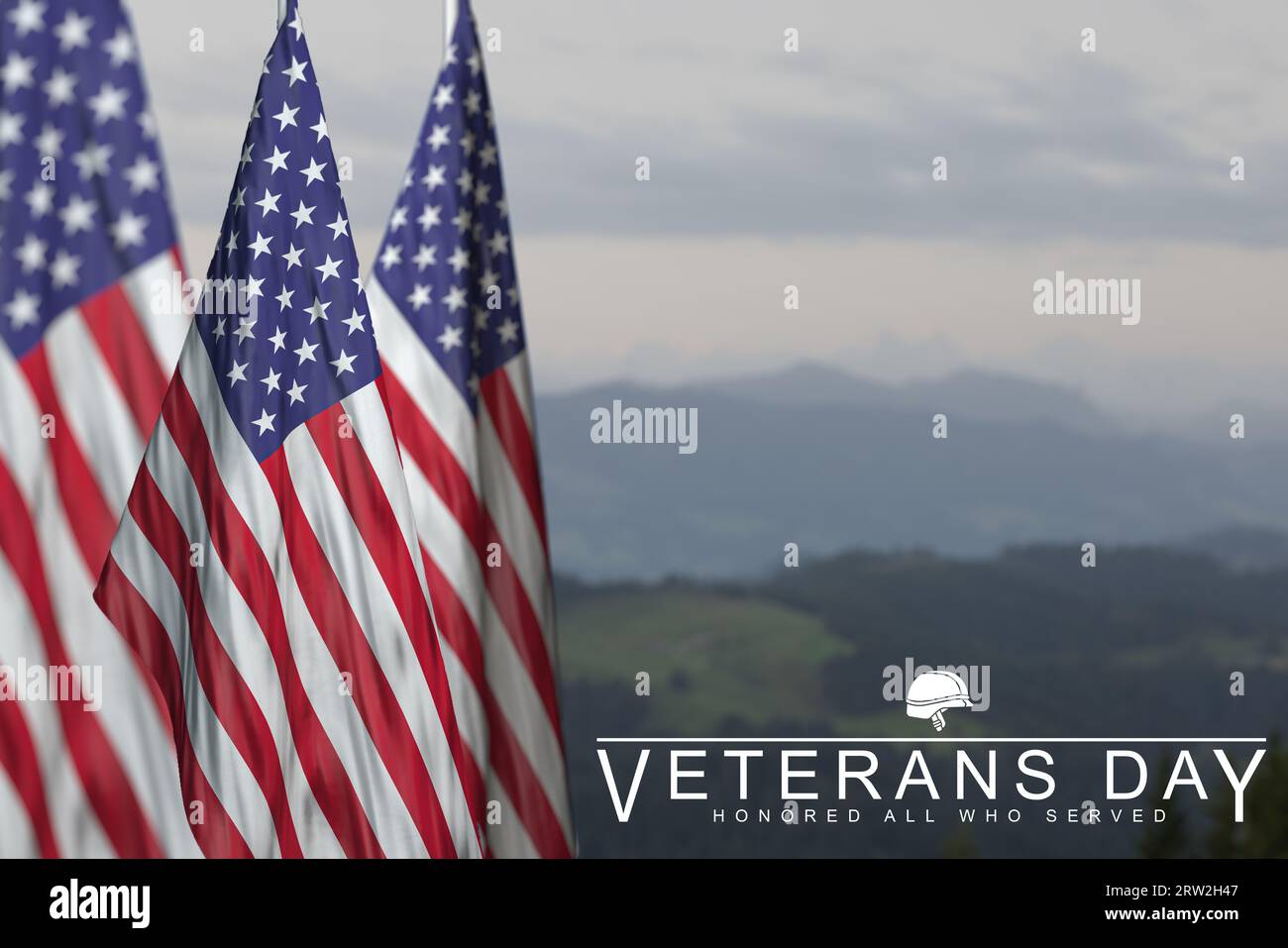 Happy Veterans Day Hintergrund, amerikanische Flaggen vor blauem Nebelhintergrund, 11. November, American Flag Memorial Day, 4. Juli, Veterans Day. Stockfoto