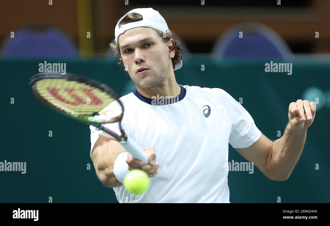 Split, Kroatien. September 2023. Otto Virtanen aus Finnland kehrt den Ball an Mackenzie McDonald aus den USA zurück, während des Spiels der Gruppe D des Davis Cup 2023 zwischen Kroatien und Finnland in der Arena Gripe Sports Centre am 16. September 2023 in Split, Kroatien Foto: Sanjin Seri/PIXSELL Credit: Pixsell/Alamy Live News Stockfoto