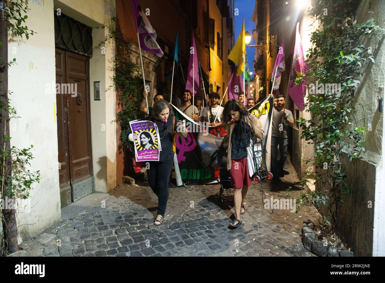 Rom, Italien. September 2023. Nachtwanderung in Erinnerung an Mahsa Amini in den Gassen nahe Campo dè Fiori in Rom (Foto: Matteo Nardone/Pacific Press) Credit: Pacific Press Media Production Corp./Alamy Live News Stockfoto