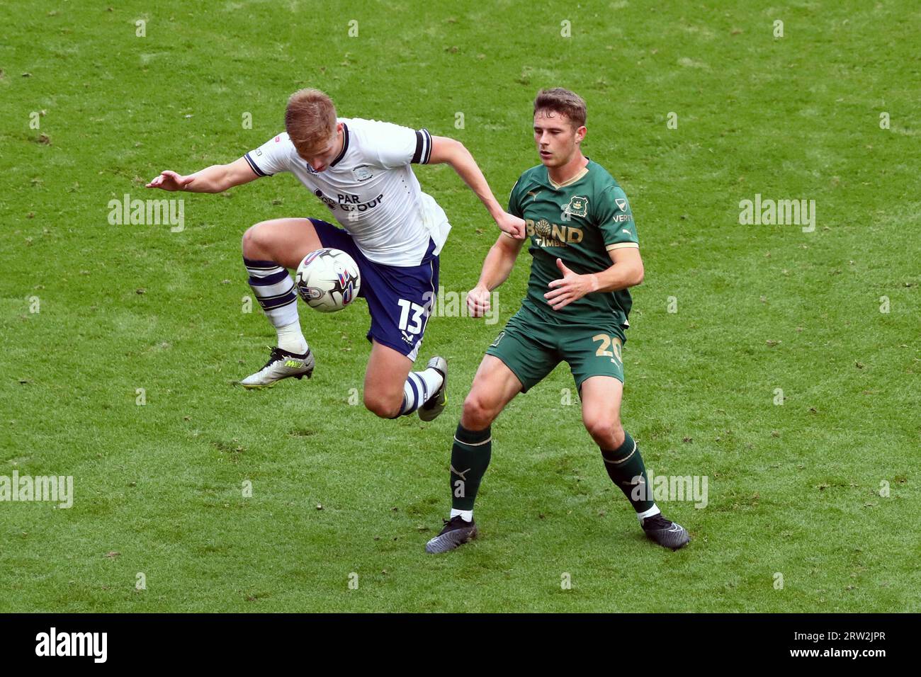 Ali McCann von Preston North End (links) und Adam Randell von Plymouth Argyle kämpfen beim Sky Bet Championship Match in Deepdale, Preston, um den Ball. Bilddatum: Samstag, 16. September 2023. Stockfoto