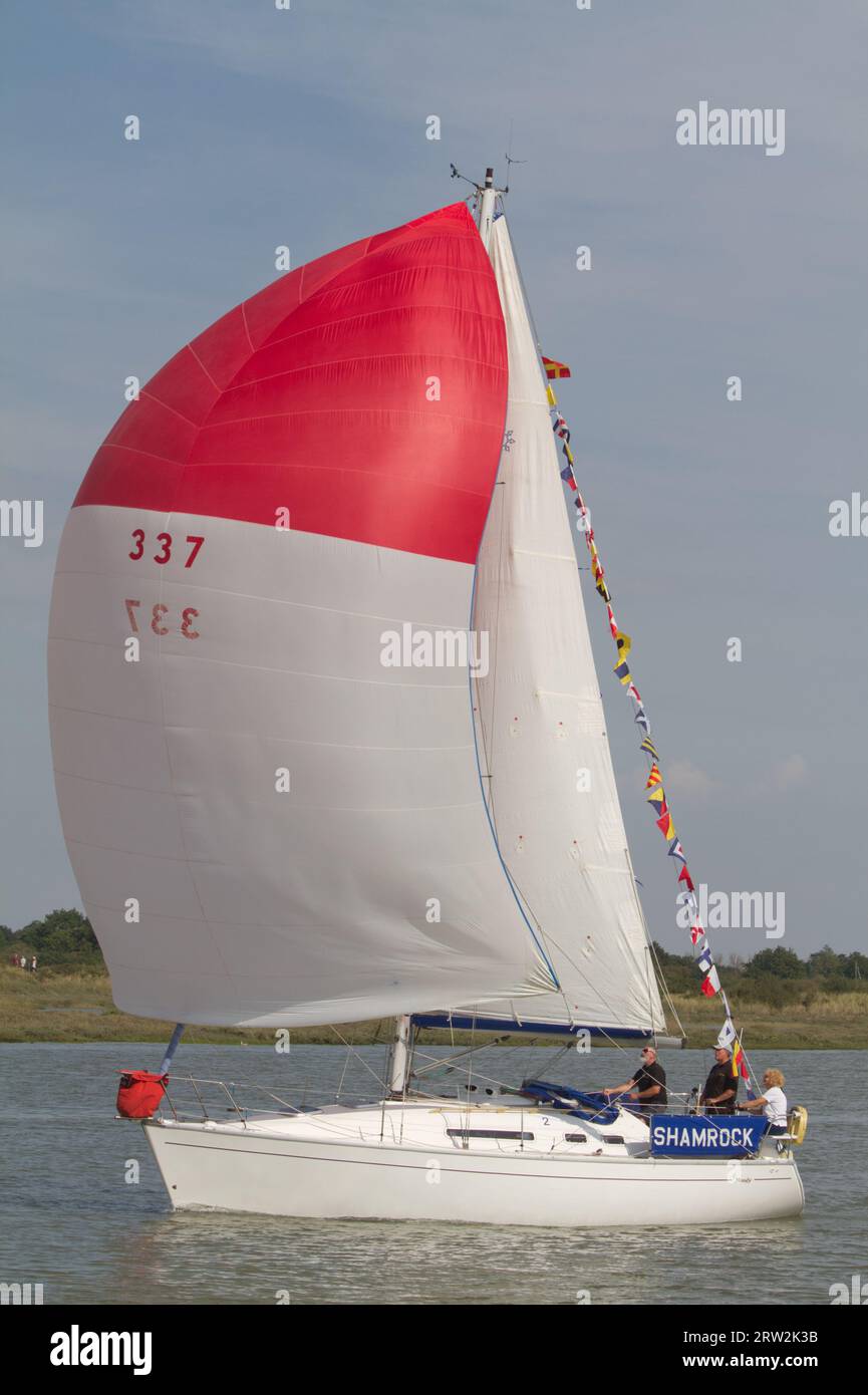 Maldon Regatta 2023. Segel-Parade auf dem Fluss Chelmer mit Booten, die ihre bunten Segel zeigen. Stockfoto