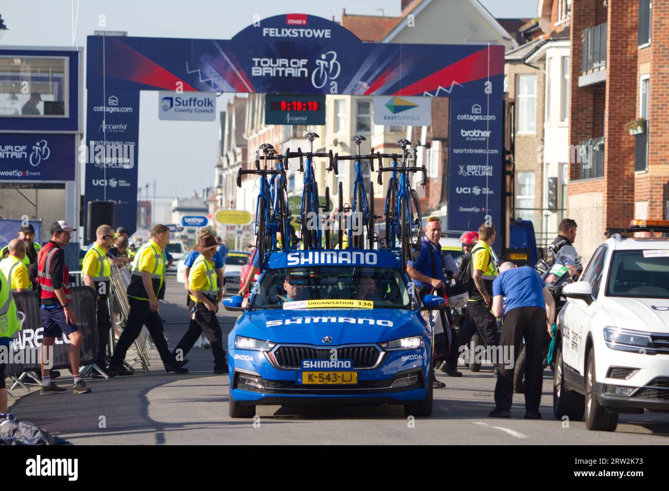 Ein Hilfskraftwagen mit Fahrrädern auf der Spitze der Sea Road in Felixstowe vor Beginn der 5. Etappe der Tour of Britain 2023. Stockfoto