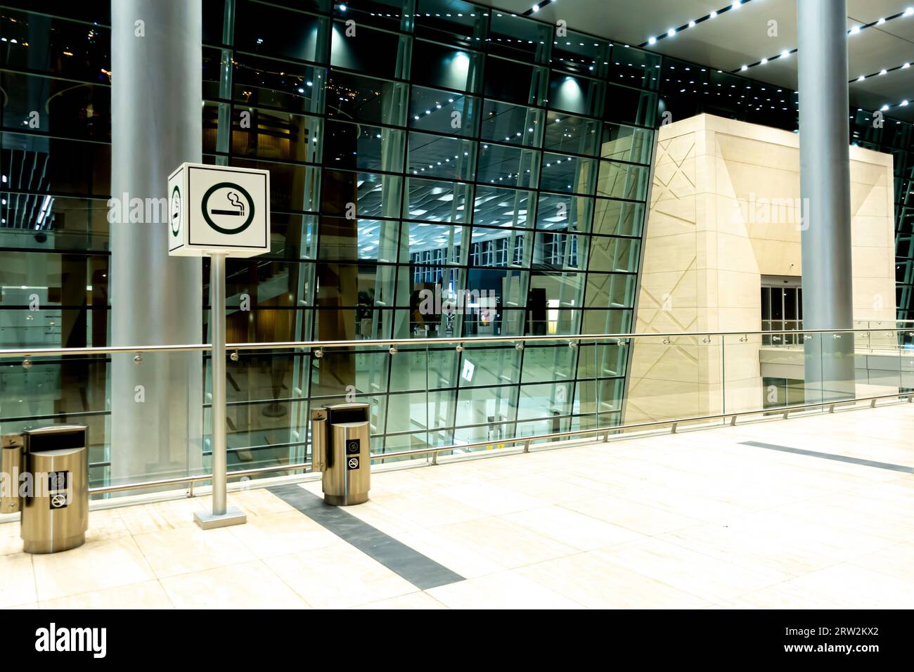 Schild für Raucherbereich vor dem Flughafengebäude von Bahrain Stockfoto