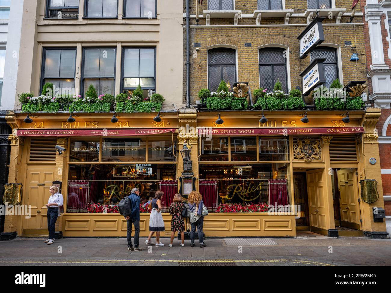 London, Großbritannien: Restaurant Rules in der Maiden Lane in Covent Garden. Rules wurde 1798 gegründet und behauptet, das älteste Restaurant Londons zu sein. Stockfoto