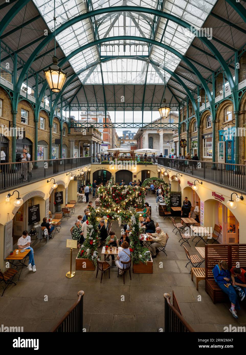 London, Großbritannien: Covent Garden Market im Londoner West End. Blick auf das Innere der Südhalle des ehemaligen Obst- und Gemüsemarktes mit Blick nach Westen. Stockfoto