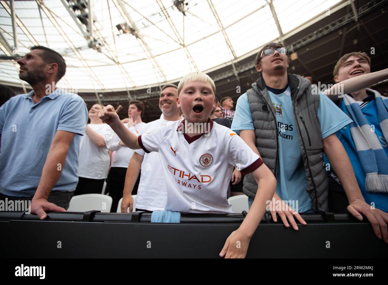 Stratford, London, Großbritannien. September 2023. Manchester City-Fans spielen am Samstag, den 16. September 2023 im London Stadium, Stratford, in der Premier League zwischen West Ham United und Manchester City. (Foto: Federico Guerra Maranesi | MI News) Credit: MI News & Sport /Alamy Live News Stockfoto