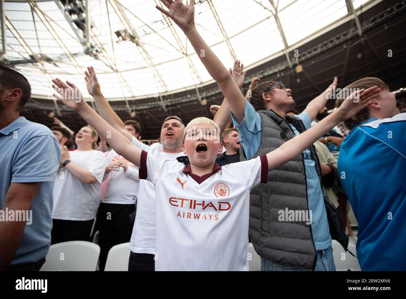 Stratford, London, Großbritannien. September 2023. Manchester City-Fans spielen am Samstag, den 16. September 2023 im London Stadium, Stratford, in der Premier League zwischen West Ham United und Manchester City. (Foto: Federico Guerra Maranesi | MI News) Credit: MI News & Sport /Alamy Live News Stockfoto