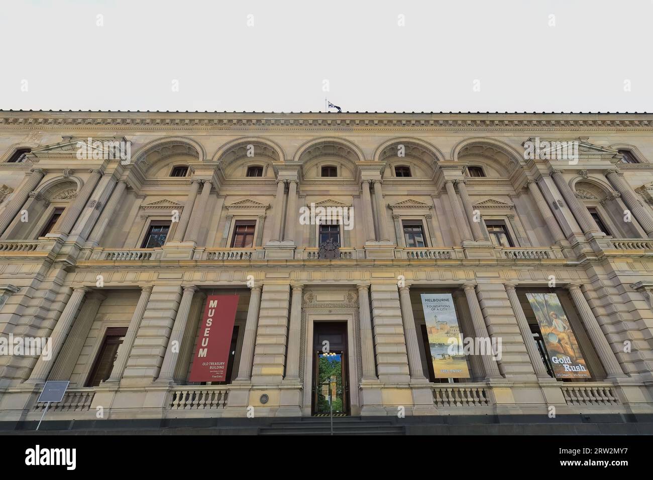 Fassade aus dem Jahr 945 mit Blick auf den Vorplatz des Old Treasury Building im Renaissance-Stil, Spring Street. Melbourne-Australien. Stockfoto