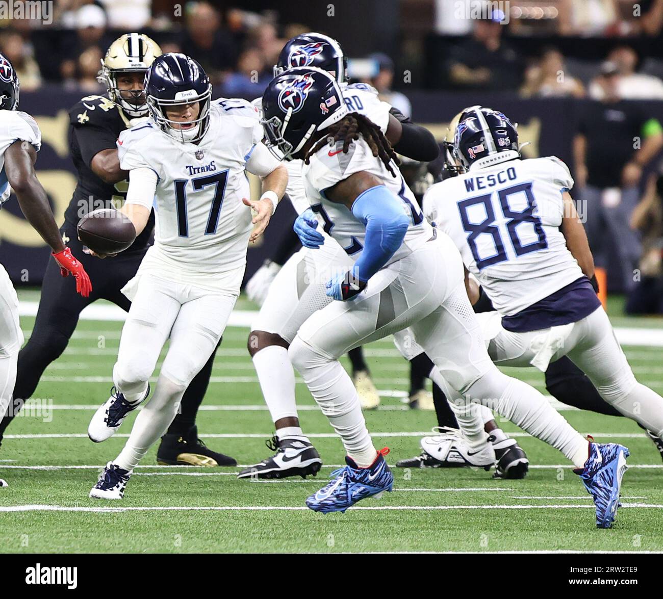 New Orleans, USA. September 2023. Tennessee Titans Quarterback Ryan Tannehill (17) übergibt den Ball an Derrick Henry (22) während eines Spiels der National Football League im Caesars Superdome in New Orleans, Louisiana am Sonntag, den 10. September 2023. (Foto: Peter G. Forest/SIPA USA) Credit: SIPA USA/Alamy Live News Stockfoto