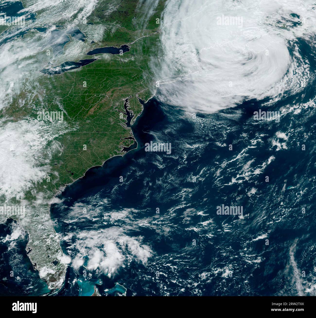 Miami, Usa. September 2023. NOAA GEOS-East-Satellitenbild, das posttropische Zyklone Lee zeigt, die Maine und Teile von Neuengland verpeitschen, während der geschwächte Sturm sich auf die Landung in Nova Scotia vorbereitet, 16. September 2023. Quelle: NESDIS/STAR/NOAA/Alamy Live News Stockfoto