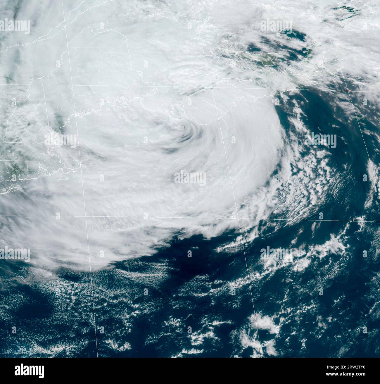 Miami, Usa. September 2023. NOAA GEOS-East-Satellitenbild, das posttropische Zyklone Lee zeigt, die Maine und Teile von Neuengland verpeitschen, während der geschwächte Sturm sich auf die Landung in Nova Scotia vorbereitet, 16. September 2023. Quelle: NESDIS/STAR/NOAA/Alamy Live News Stockfoto