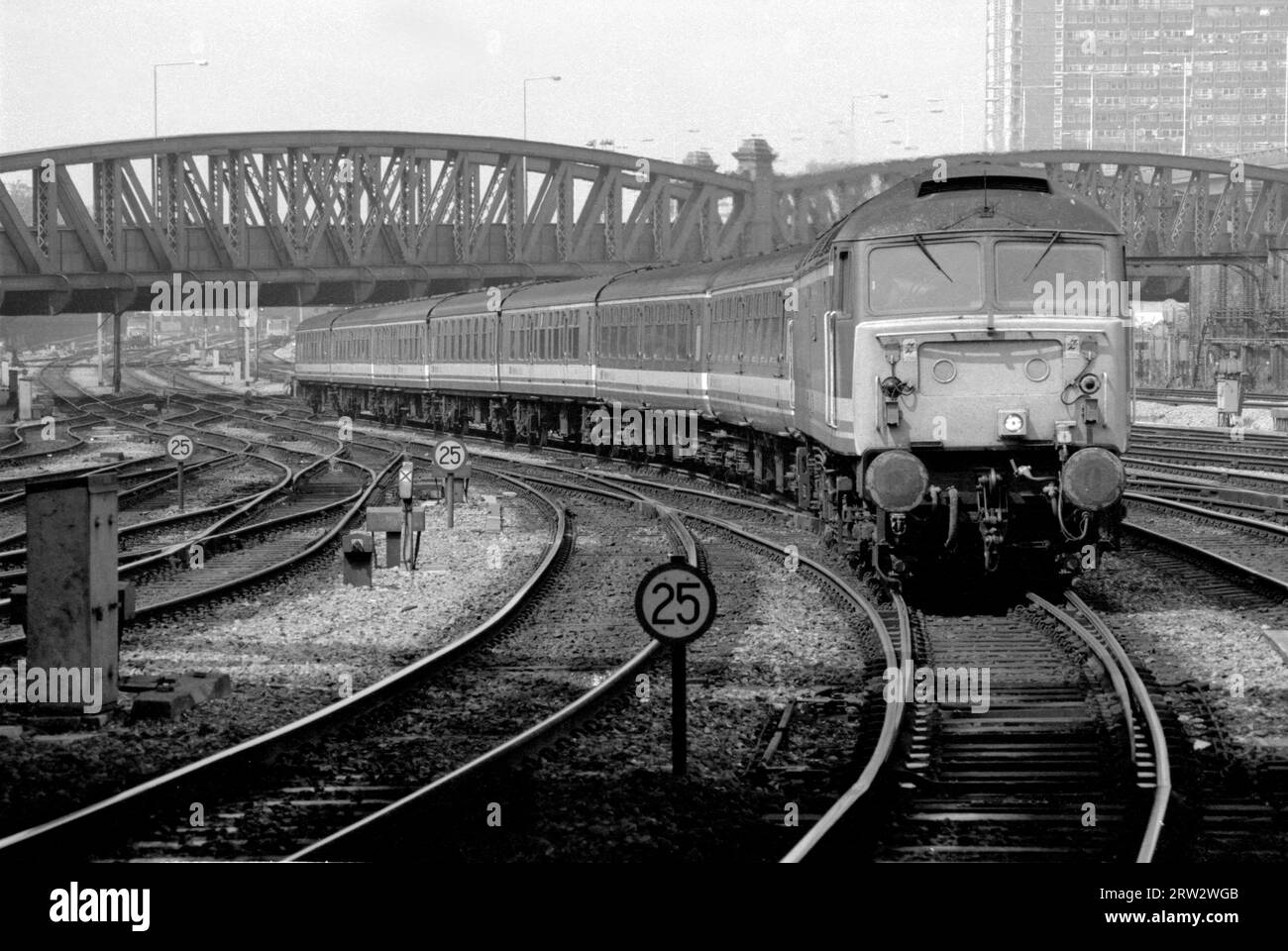 Eine Diesellokomotive der Baureihe 47 47715 fährt am 27. Juli 1991 mit einem Network Southeast „Network Express“ in den Bahnhof London Paddington. Stockfoto