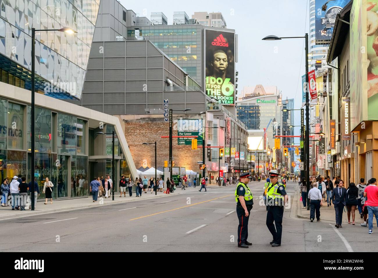Zwei Mitglieder der Toronto Police Force stehen in der Yonge Street. Die wichtige Arterie wurde für die Filmproduktion geschlossen. Stockfoto