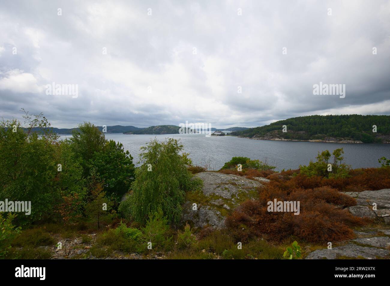 Blick von Rastplats Såten auf die Küste der Insel Orust in Schweden. Stockfoto