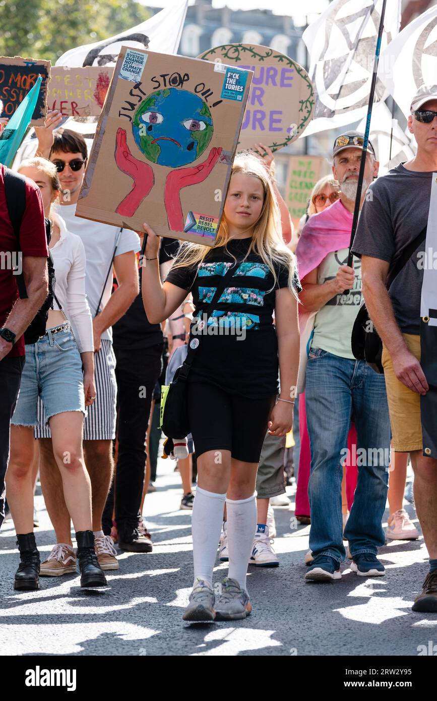 London, Großbritannien. 16. September 2023. Klimaaktivisten aus der Extinction Rebellion, Fossil Free London und vielen anderen Gruppen marschieren in London und beteiligen sich an vielen Aktionen in ganz Großbritannien als Teil des globalen Kampfes zur Beendigung fossiler Brennstoffe, während sich die Staats- und Regierungschefs der Welt bei der UN in New York versammeln. Die Demonstranten fordern ein Ende der Nutzung fossiler Brennstoffe und die britische Regierung, keine neuen Öl- und Gaslizenzen mehr in der Nordsee zu vergeben. Quelle: Andrea Domeniconi/Alamy Live News Stockfoto