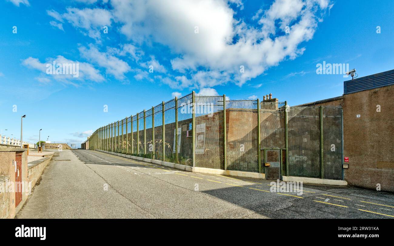 Peterhead Prison Museum Aberdeenshire Scotland Außenwand Rasierdraht und Zaun Stockfoto