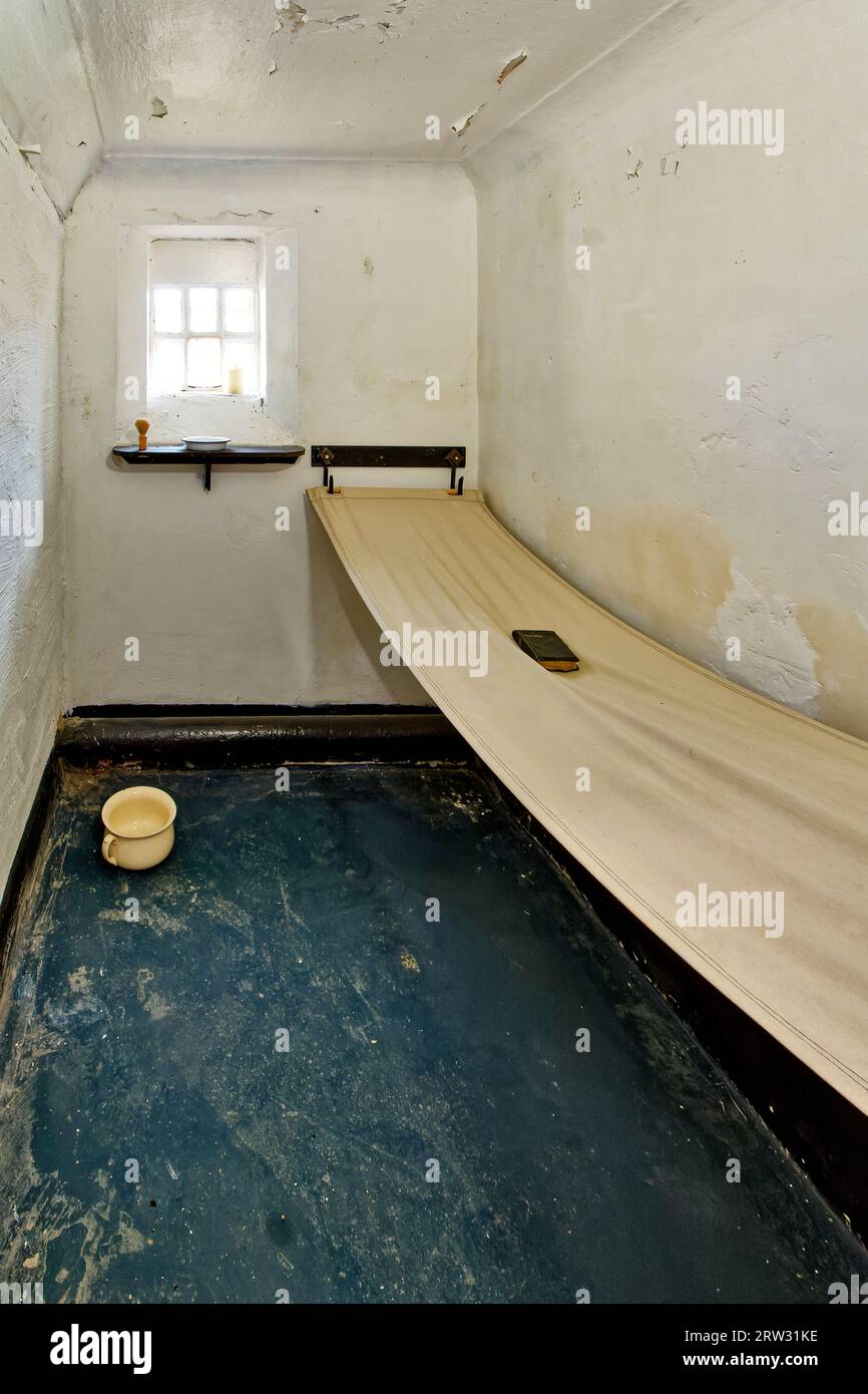 Peterhead Prison Museum Aberdeenshire Scotland Inside a Cell with Hängematte and Chamber Pot Stockfoto