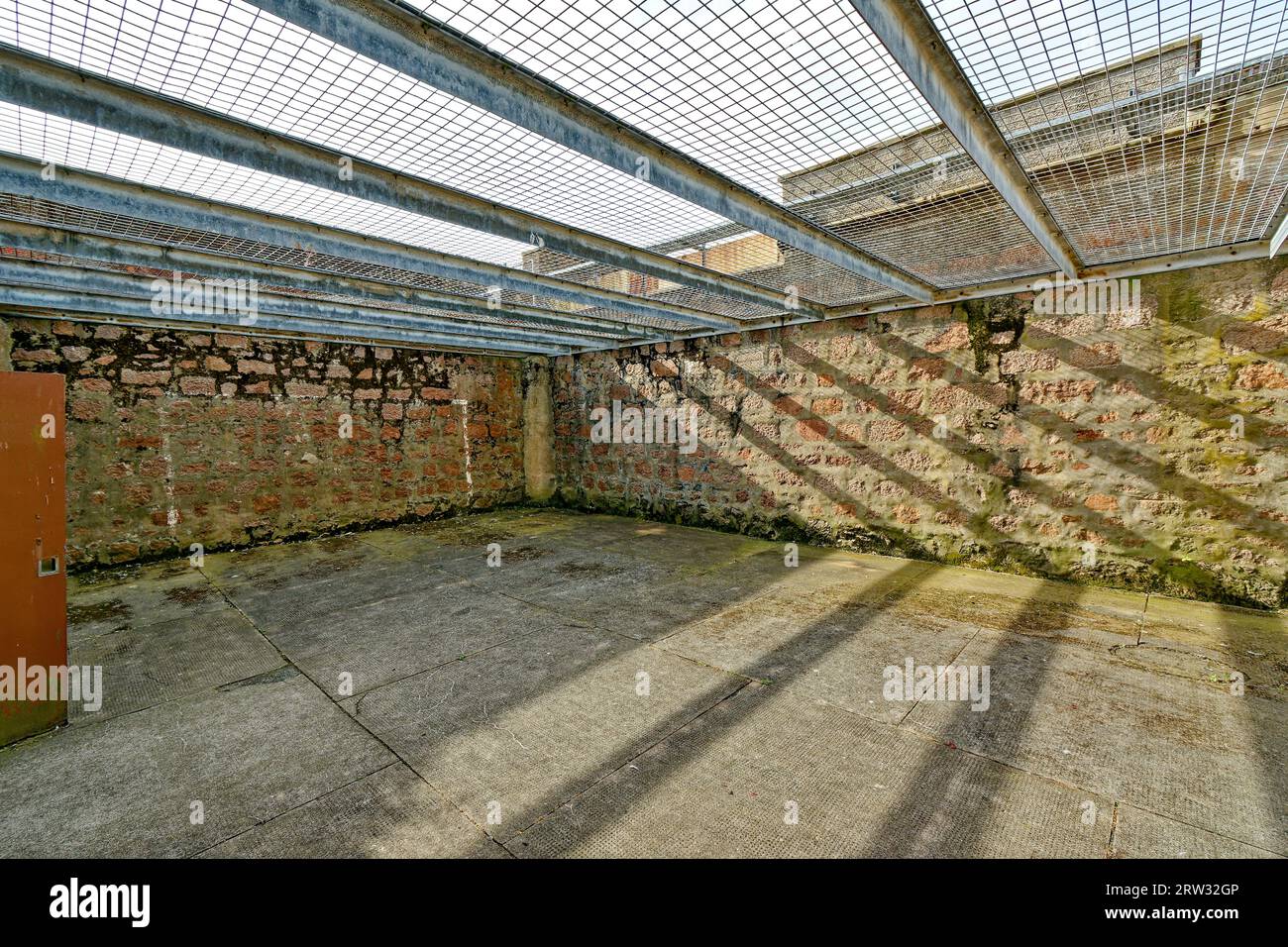 Peterhead Prison Museum Aberdeenshire Scotland Outdoor Wire Mesh überdachter Übungsplatz Stockfoto