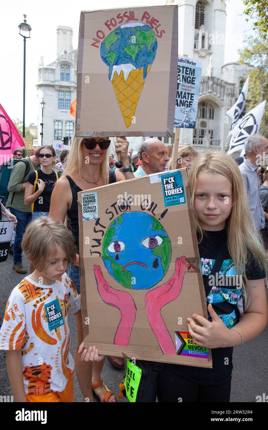 London, Großbritannien. September 2023. Die Extinction Rebellion am Parliament Square in London schließt sich einem internationalen Protest gegen fossile Brennstoffe an. Die britischen Proteste konzentrieren sich auf britische Themen wie die Rosebank-Kohlengrube und fordern die konservative Regierung auf, keine neuen Ölbohrlizenzen auszustellen. Die Roten Rebellen führten den friedlichen marsch von Victoria zum Parlament. Quelle: Anna Watson/Alamy Live News Stockfoto