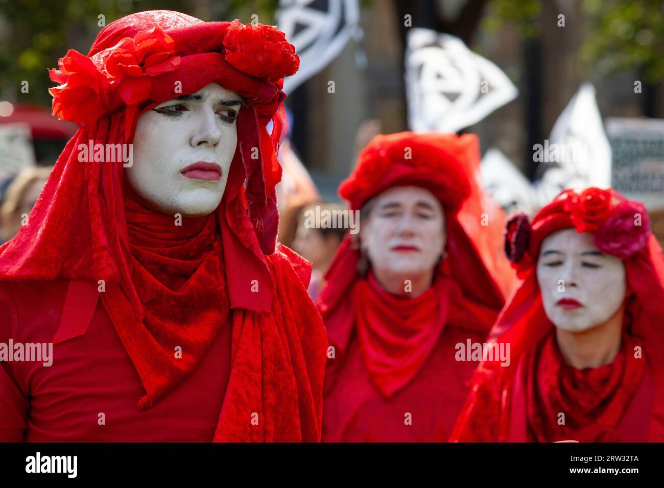 London, Großbritannien. September 2023. Die Extinction Rebellion am Parliament Square in London schließt sich einem internationalen Protest gegen fossile Brennstoffe an. Die britischen Proteste konzentrieren sich auf britische Themen wie die Rosebank-Kohlengrube und fordern die konservative Regierung auf, keine neuen Ölbohrlizenzen auszustellen. Die Roten Rebellen führten den friedlichen marsch von Victoria zum Parlament. Quelle: Anna Watson/Alamy Live News Stockfoto