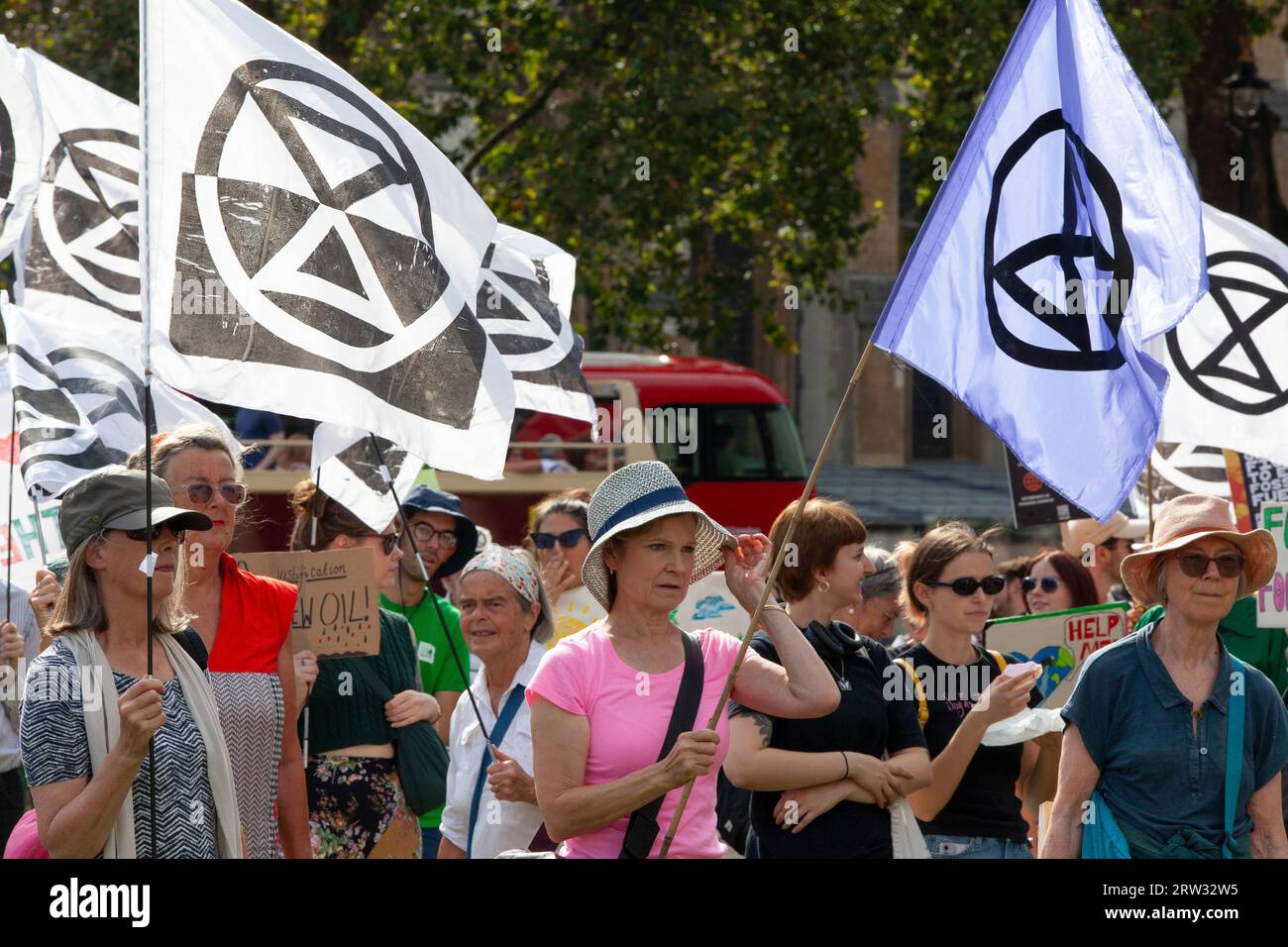 London, Großbritannien. September 2023. Die Extinction Rebellion am Parliament Square in London schließt sich einem internationalen Protest gegen fossile Brennstoffe an. Die britischen Proteste konzentrieren sich auf britische Themen wie die Rosebank-Kohlengrube und fordern die konservative Regierung auf, keine neuen Ölbohrlizenzen auszustellen. Die Roten Rebellen führten den friedlichen marsch von Victoria zum Parlament. Quelle: Anna Watson/Alamy Live News Stockfoto