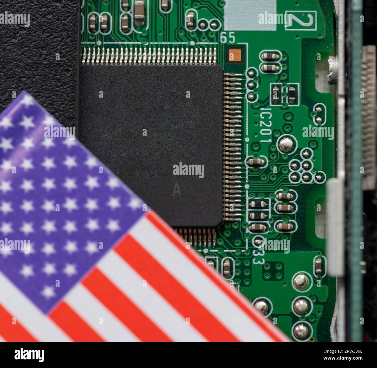 Ein amerikanisches Technologiekonzept mit einer amerikanischen Flagge auf einer Halbleiterplatine. Stockfoto