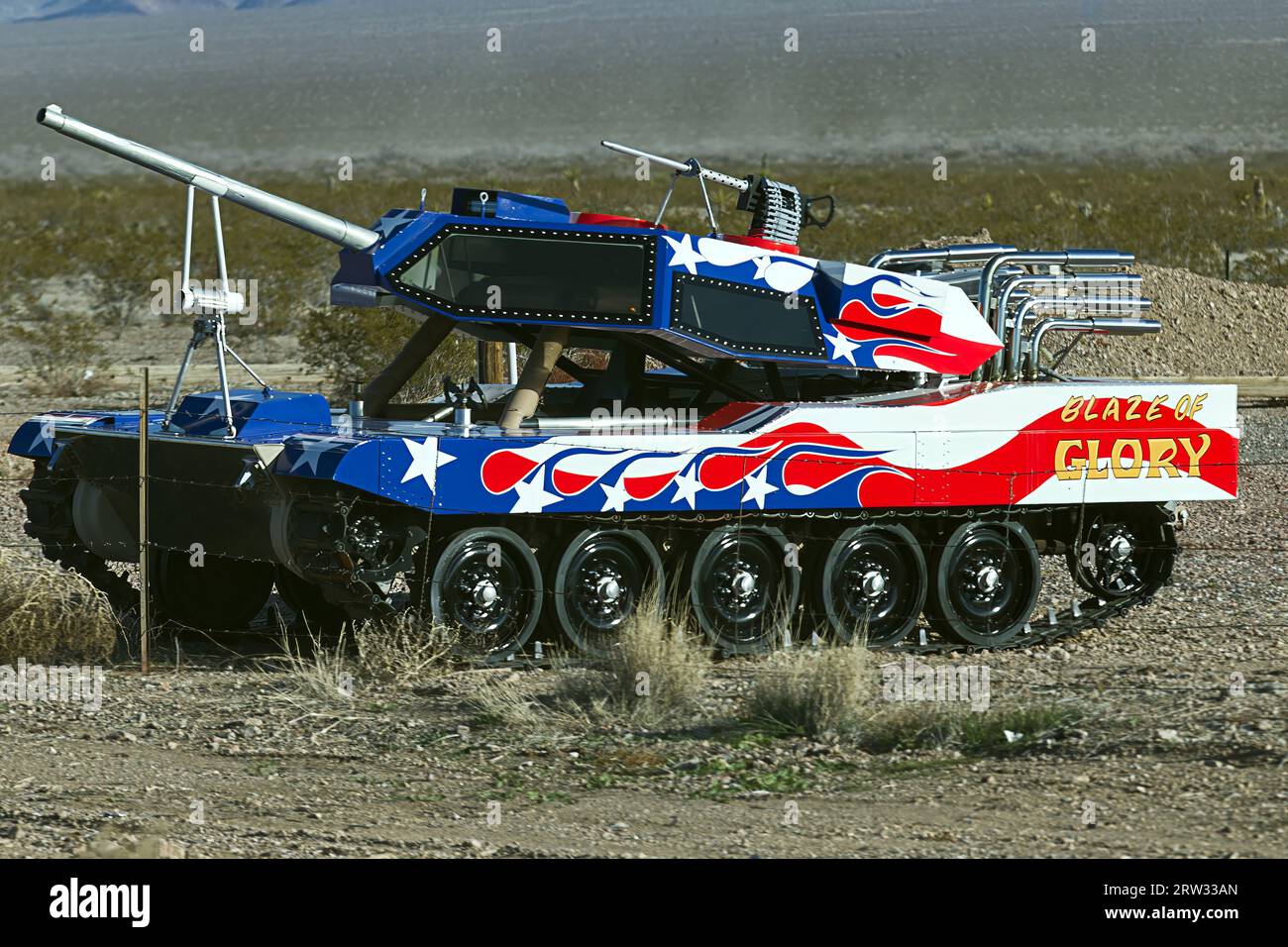 Roadside Warrior: Modified Tank Structure Paused Near Highway Stockfoto