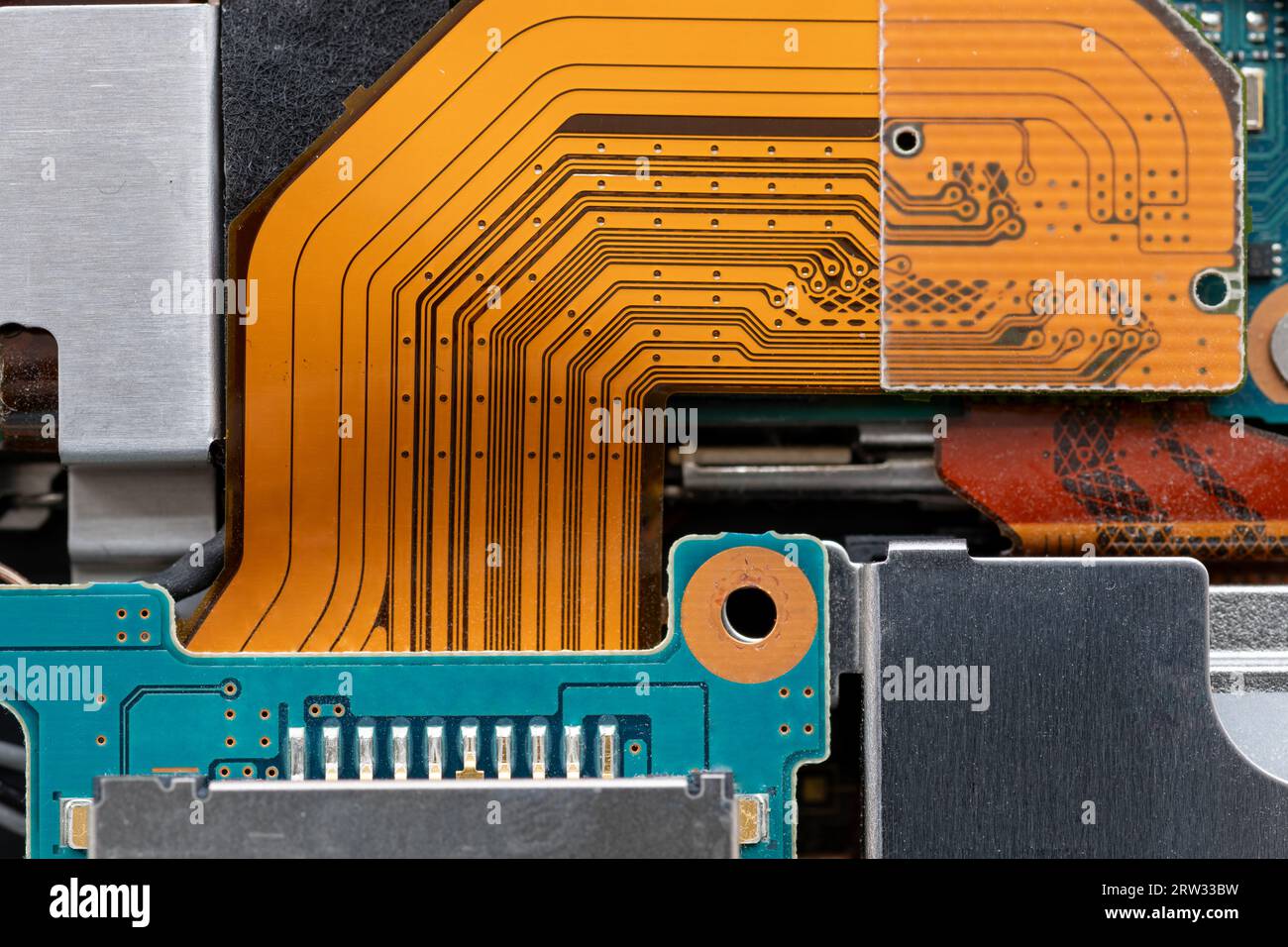 Das Innere eines elektronischen Geräts, das die Halbleiterplatine, den Chip und verschiedene Teile zeigt. Stockfoto