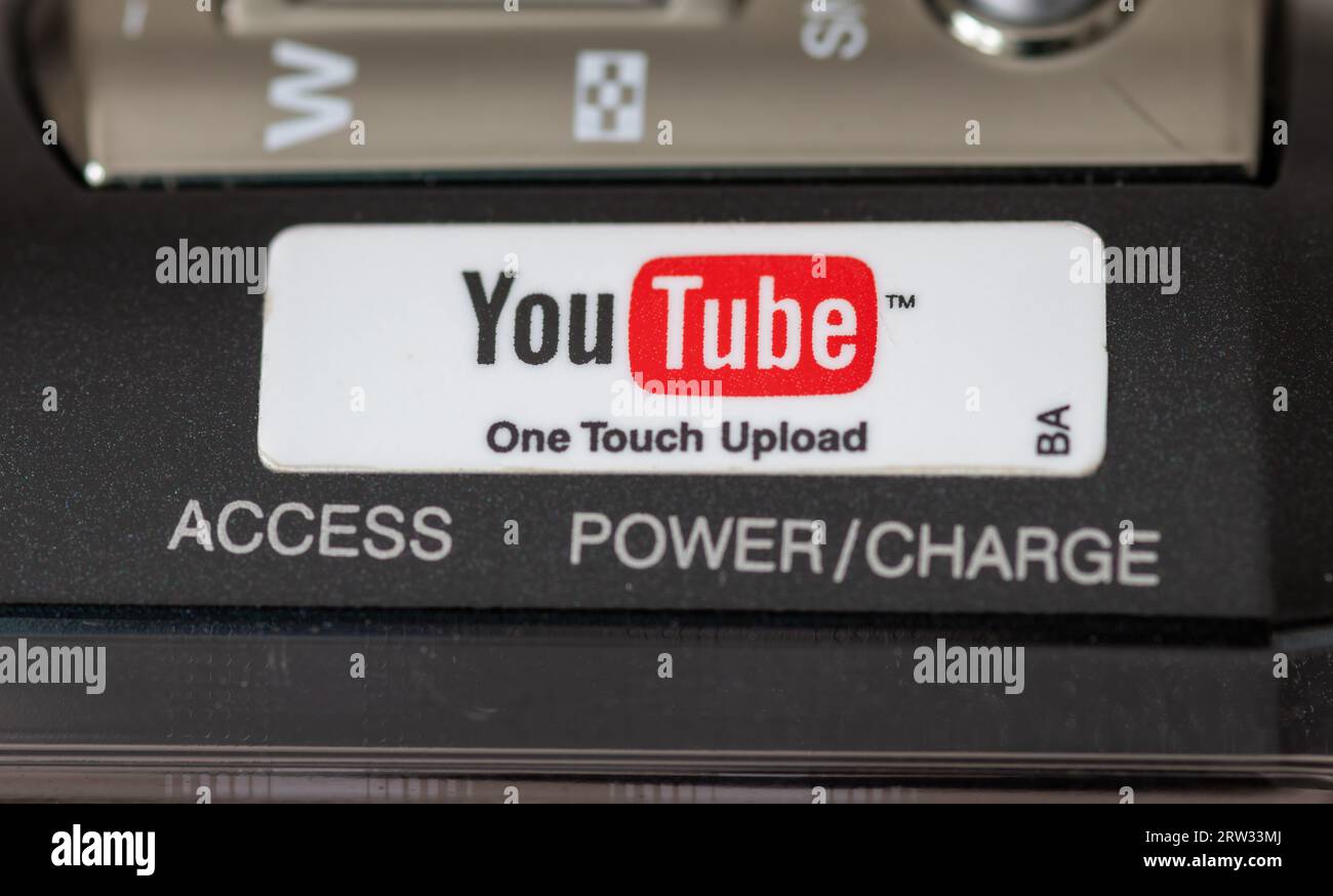 London. UK- 09.13.2023. Das Namensschild und das Warenzeichen der amerikanischen Online-Video-Sharing- und Social-Media-Plattform You Tube auf einem Videorecorder. Stockfoto